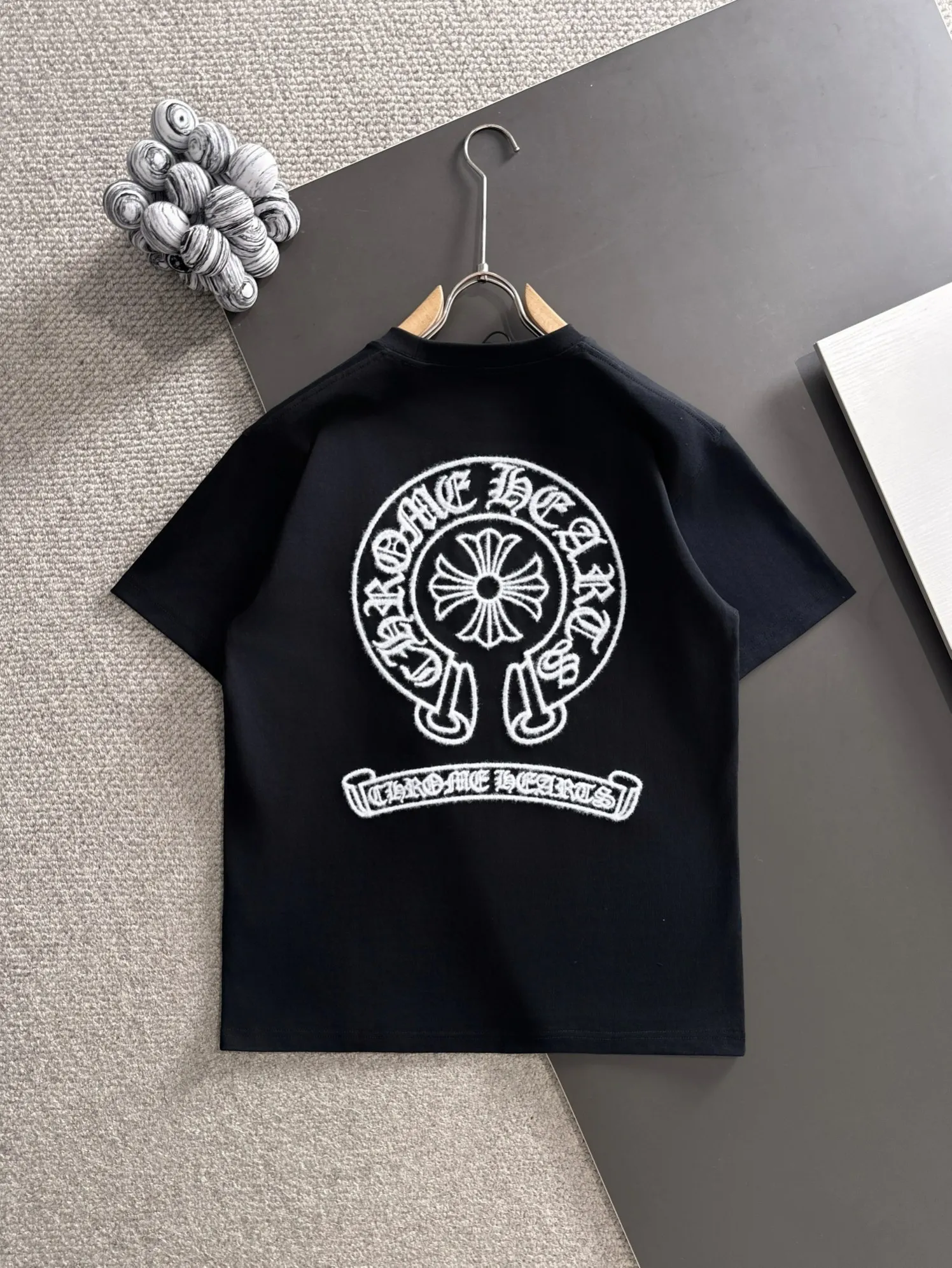 P220 Chrome Hearts* (market exclusive quality) hot style 2꯭0꯭2꯭6 new spring and autumn short sleeves ❤ Original ⌚️ high version Chrome Hearts The fabric is made of 380g high-density pure cotton custom fabric. It does not deform or shrink. The three-dimensional drape is amazing. Process introduction: Use wool embroidery technology on the front and back. Color: Black SIZE: S-XXL